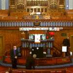 St. John’s (T.-N.) : Des leaders d’églises épinglent des étoiles à un drap bleu pour exprimer leur espérance de l’unité des chrétiens pendant un rassemblement diffusé en direct à la Wesley United Church.